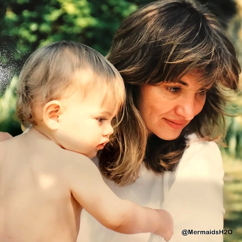 Phoebe Tonkin de pequeña con su madre