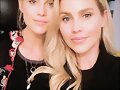 Claire Holt con su hermana Madeline Holt