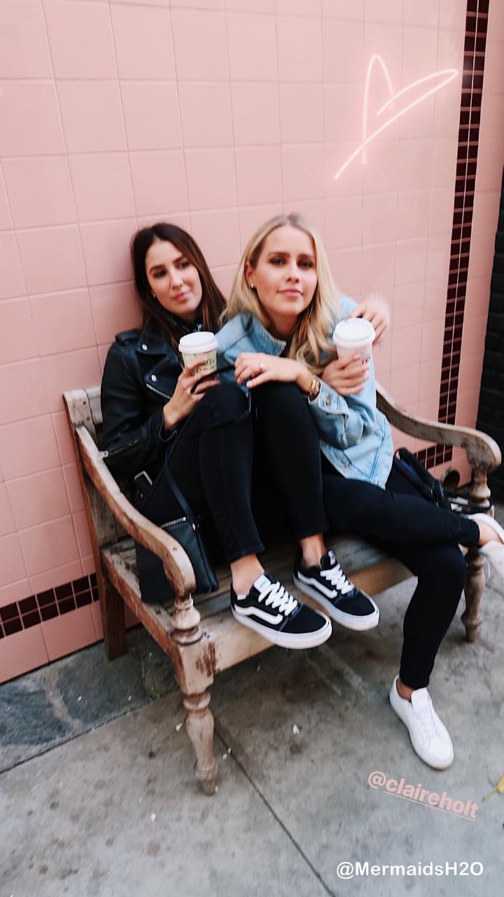Claire Holt con su amiga Stacey Kenealy