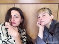 Phoebe Tonkin con su amiga Haley Bennett