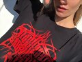 Phoebe Tonkin con camiseta THESE NEW SOUTH WHALES