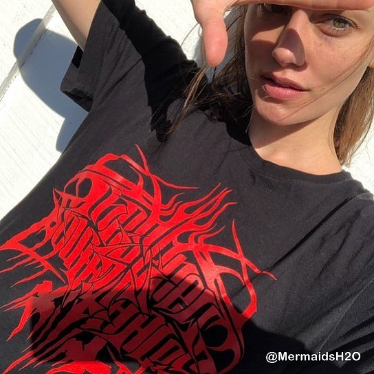 Phoebe Tonkin con camiseta THESE NEW SOUTH WHALES