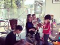 Phoebe Tonkin con la familia de Teresa Palmer