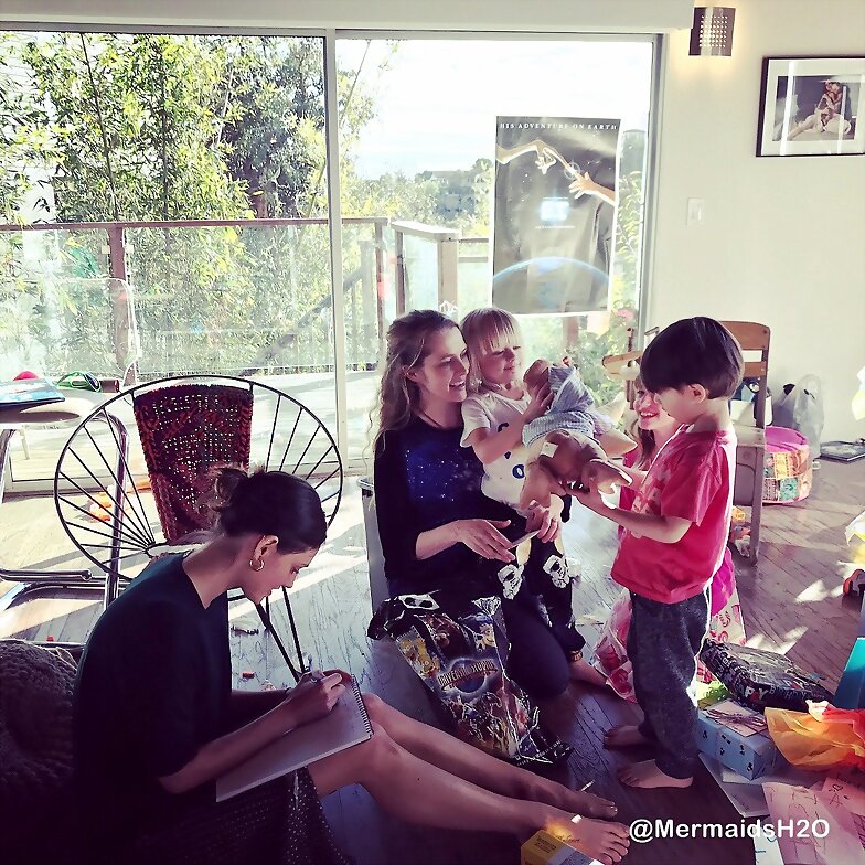 Phoebe Tonkin con la familia de Teresa Palmer
