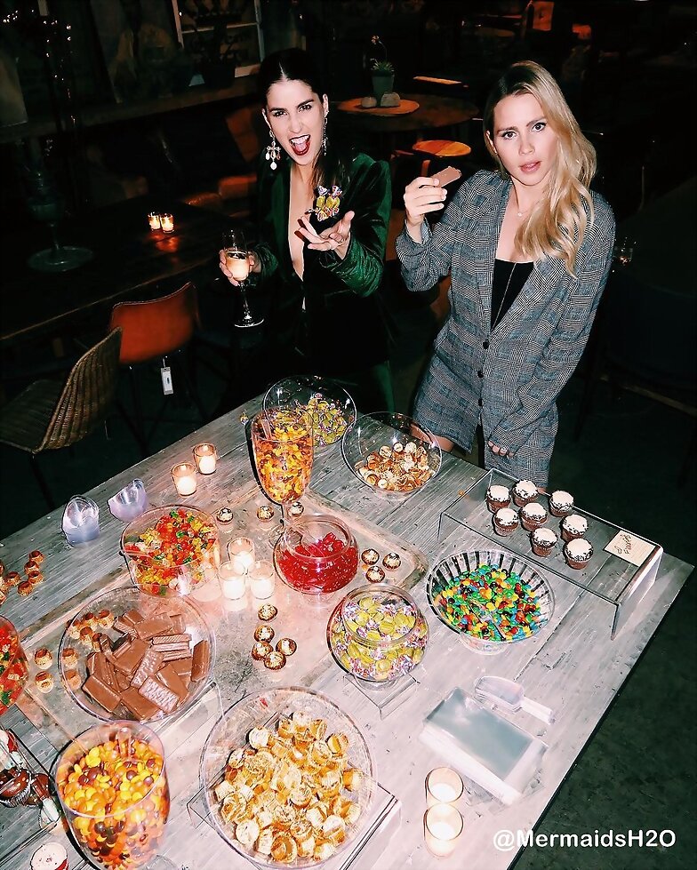 Claire Holt con su amiga Stacey Kenealy
