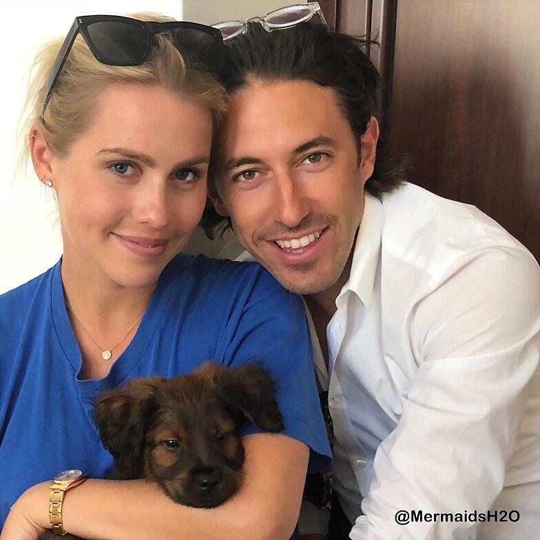 Claire Holt y Andrew Joblon adoptan nuevo perrito