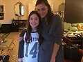 Phoebe Tonkin con una fan en 2014