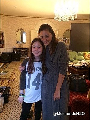 Phoebe Tonkin con una fan en 2014