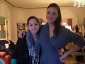 Phoebe Tonkin con una fan en 2014