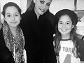 Phoebe Tonkin con fans en 2014