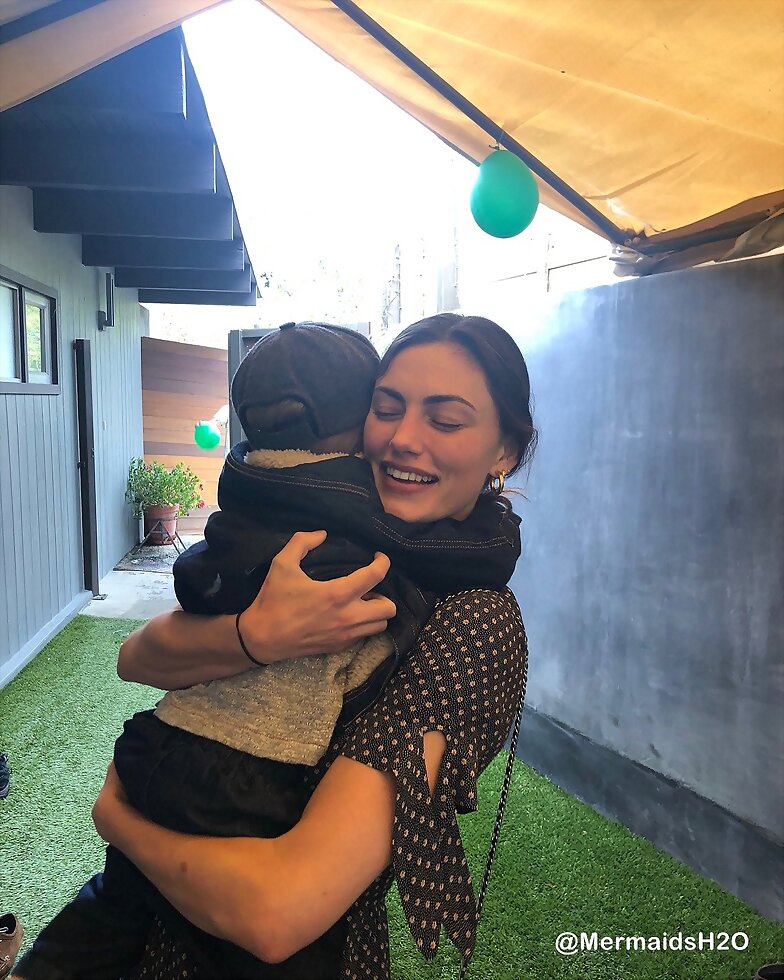 Phoebe Tonkin saluda al hijo de Lara Worthington
