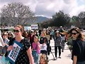 Phoebe Tonkin en manifestaci&oacute;n de MarchForOurLives
