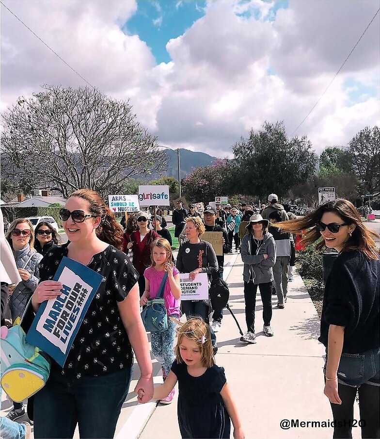 Phoebe Tonkin en manifestación de MarchForOurLives