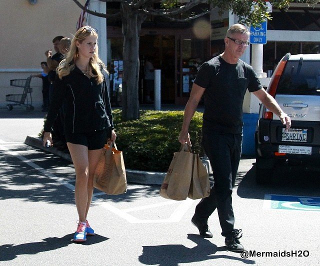 Claire Holt con su padre y hermano en LA, Apr 2014