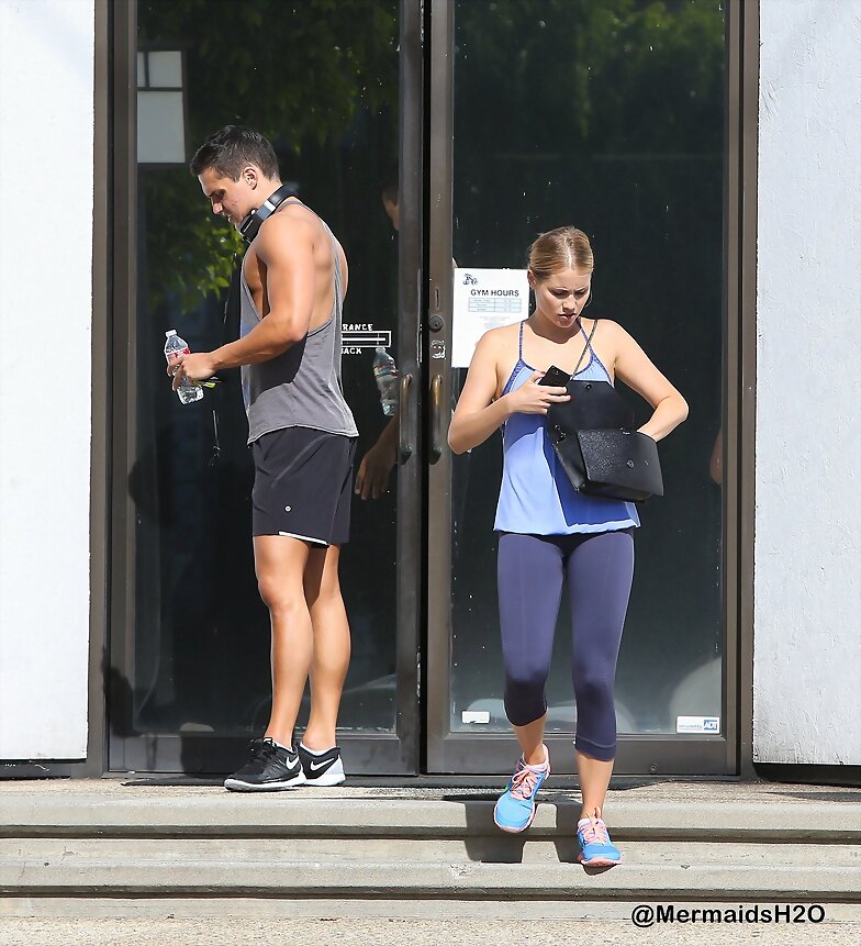 Claire Holt y su hermano Alex saliendo de gym 2014