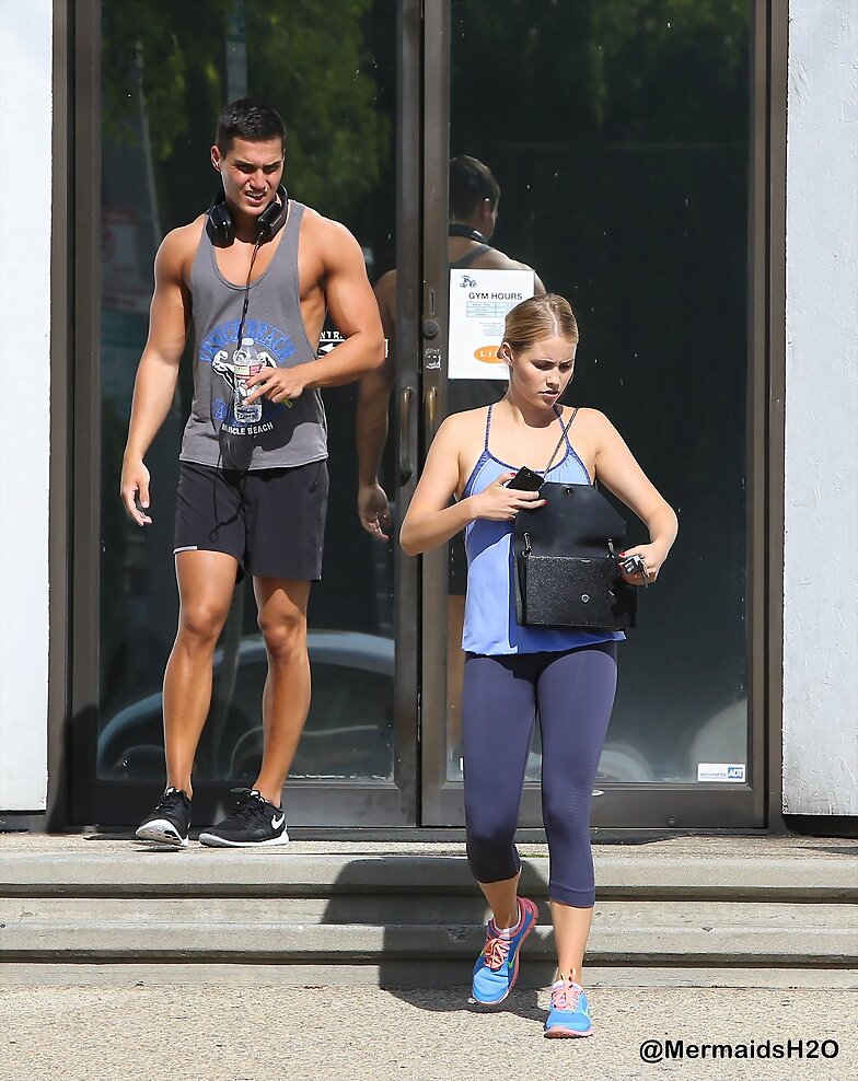 Claire Holt y su hermano Alex saliendo de gym 2014
