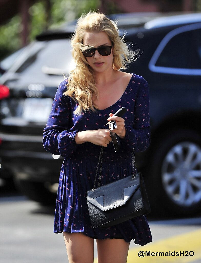 Claire Holt sale del salon Drybar en LA, 2014