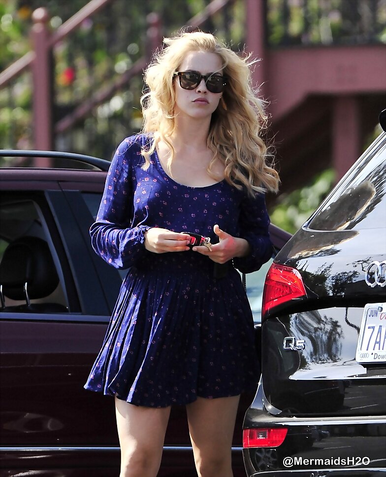 Claire Holt sale del salon Drybar en LA, 2014