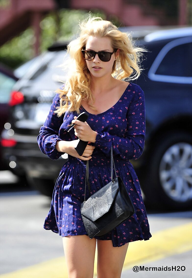 Claire Holt sale del salon Drybar en LA, 2014