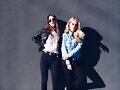 Claire Holt con su amiga Stacey Kenealy en 2018