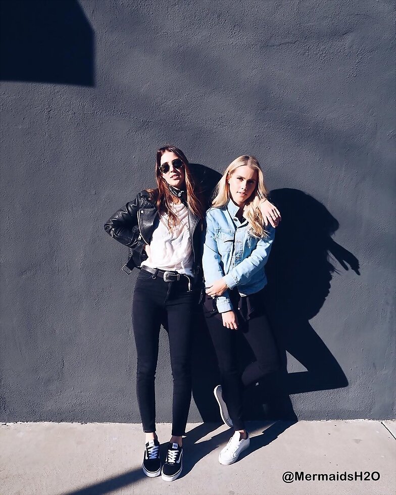 Claire Holt con su amiga Stacey Kenealy en 2018