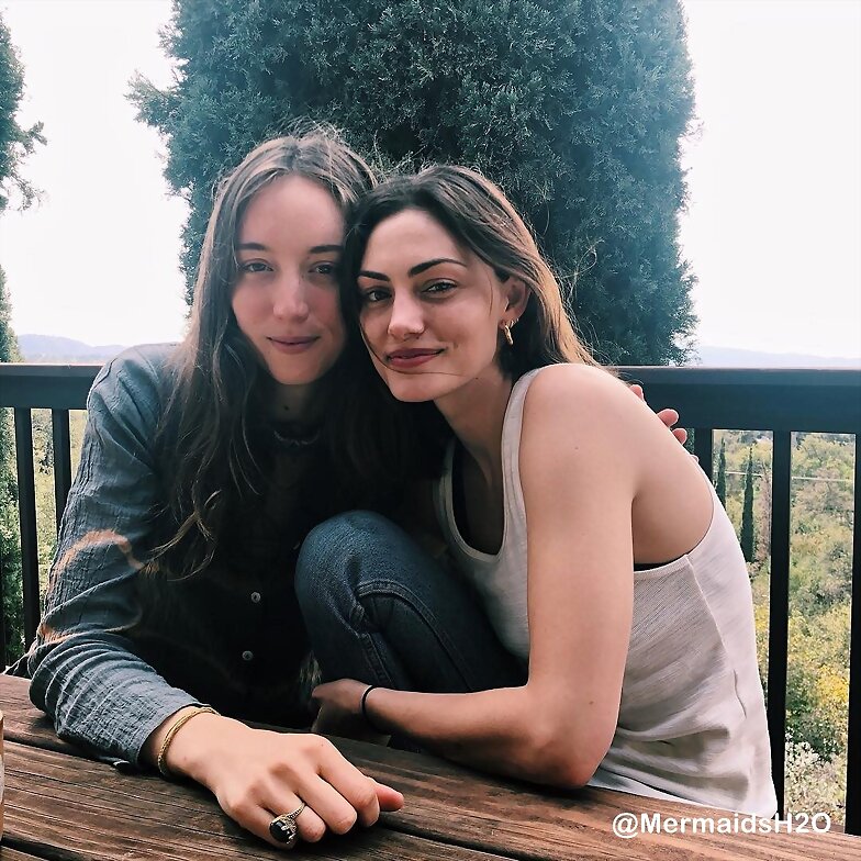 Phoebe Tonkin conoce a Sophie Ward Koren