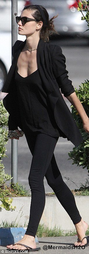Phoebe Tonkin en Los Angeles (May 8, 2014)