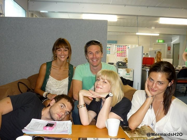 Cariba Heine y Phoebe Tonkin en la pelicula Bait