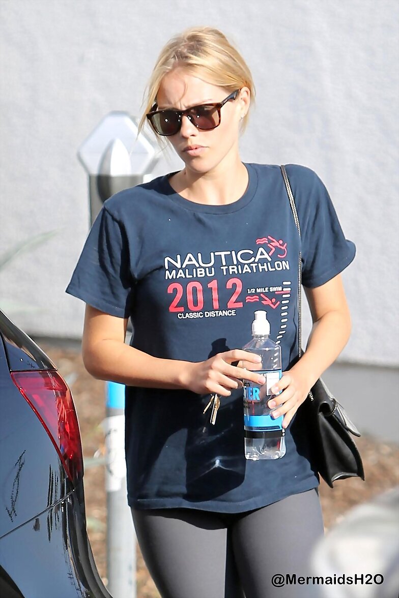 Claire Holt saliendo del gym en LA, May 8, 2014