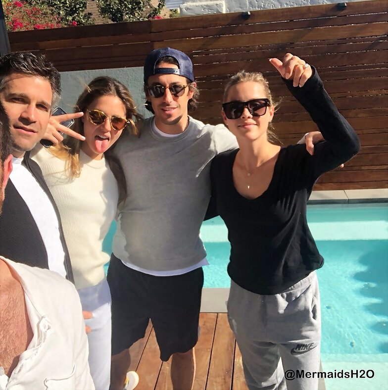 Claire Holt y Andrew Joblon con amigos | Dec 2017