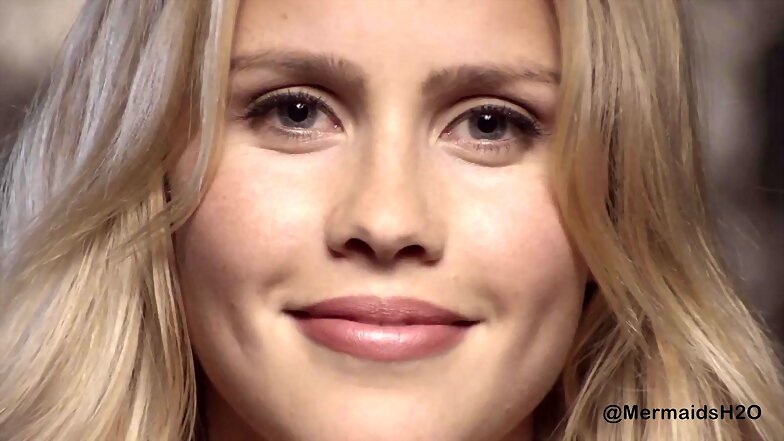 Claire Holt en el videoclip We Are Done
