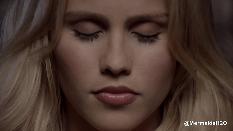Claire Holt en el videoclip We Are Done