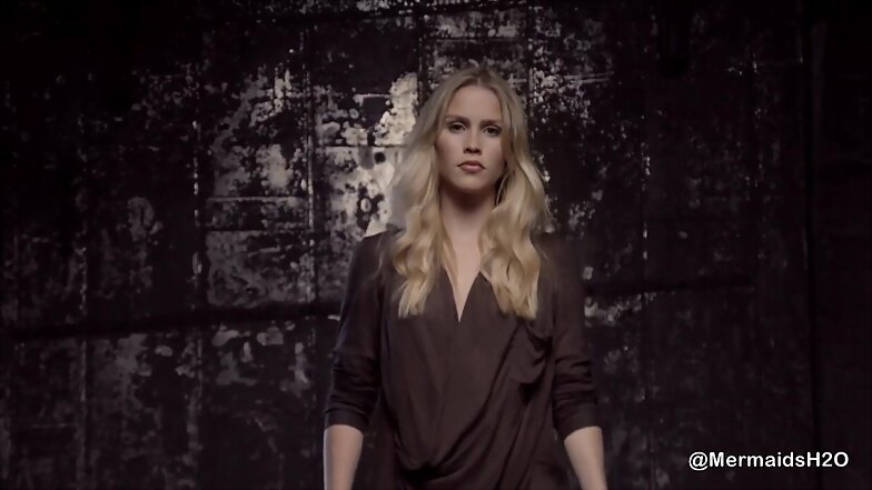 Claire Holt en el videoclip We Are Done