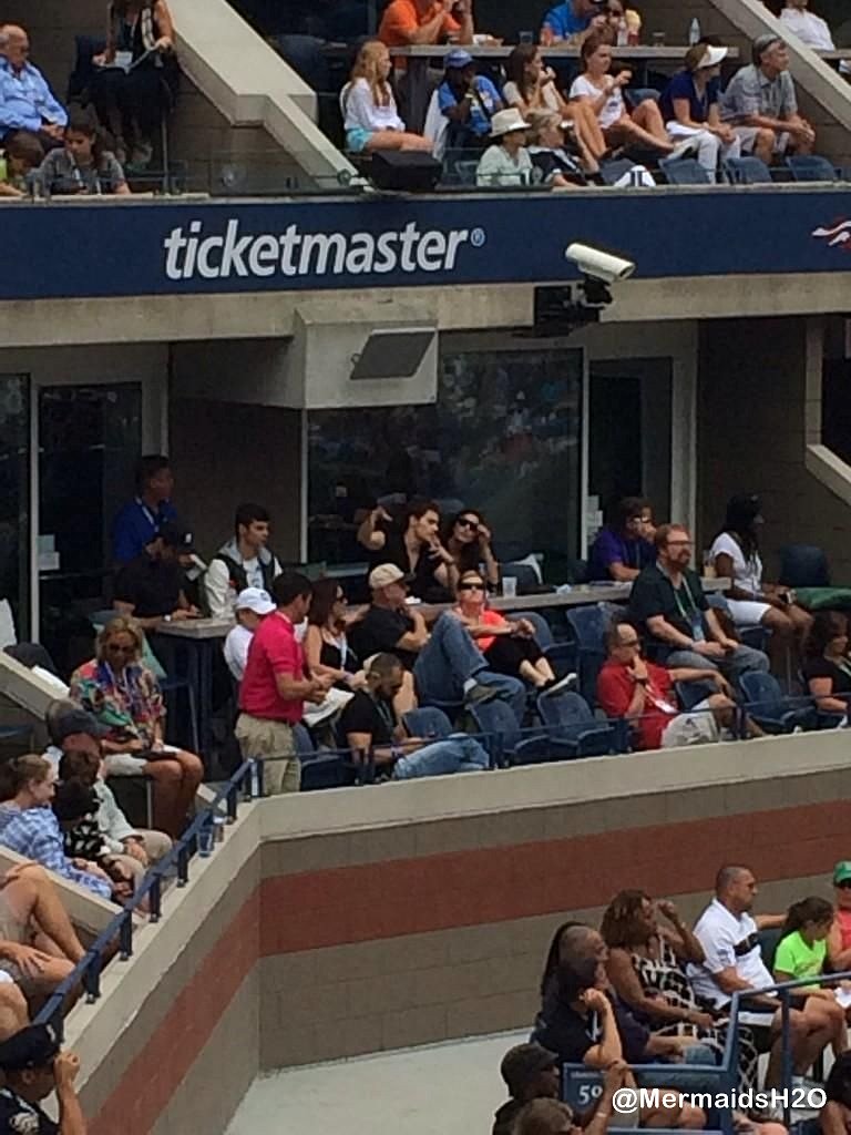 Phoebe Tonkin & Paul Wesley en US Open, Aug 2014