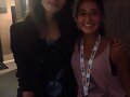 Phoebe Tonkin con una fan en el US Open, Aug 2014