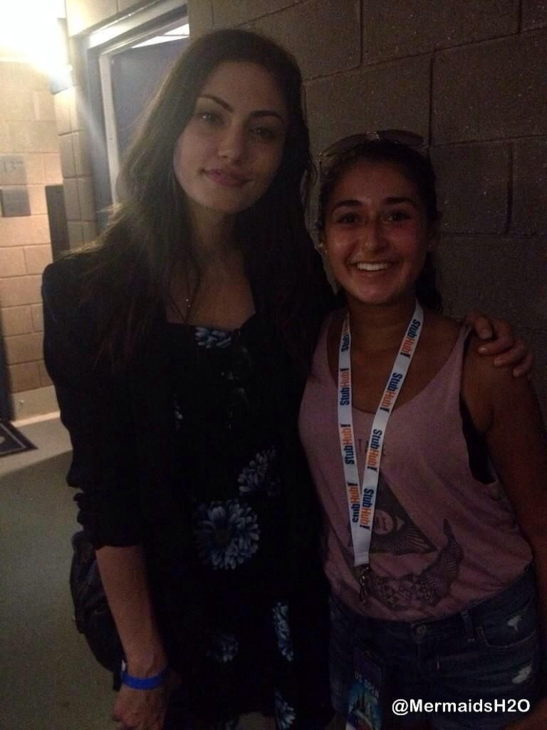 Phoebe Tonkin con una fan en el US Open, Aug 2014