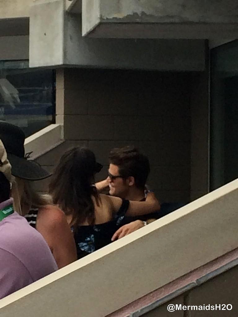 Phoebe Tonkin & Paul Wesley en US Open, Aug 2014