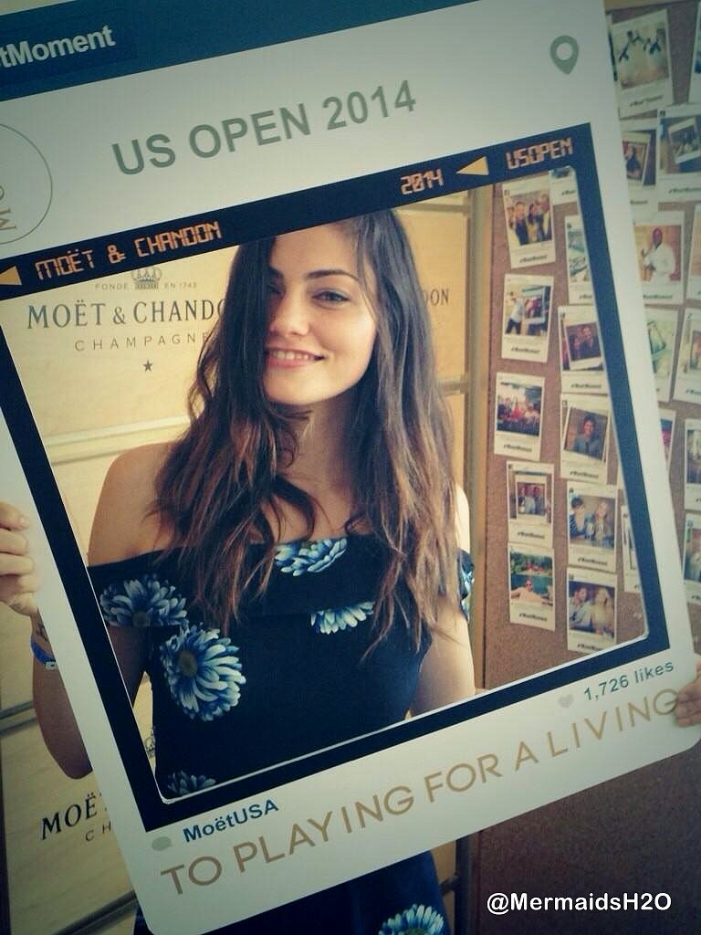 Phoebe Tonkin en el US Open, Aug 30, 2014