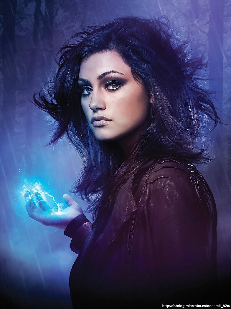 El círculo secreto, Phoebe Tonkin es Faye