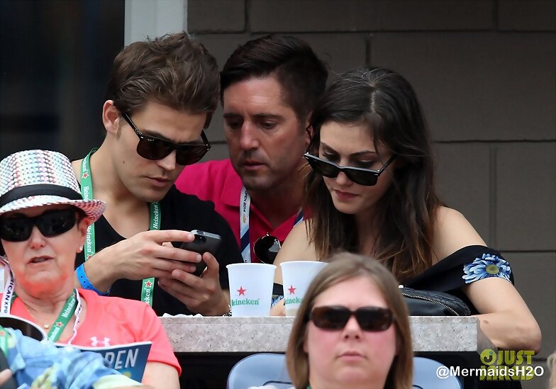 Phoebe Tonkin & Paul Wesley en US Open, Aug 2014