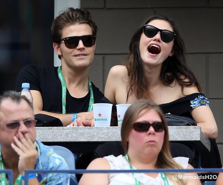 Phoebe Tonkin & Paul Wesley en US Open, Aug 2014