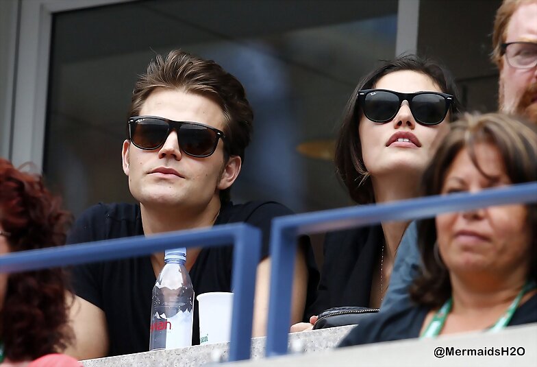 Phoebe Tonkin & Paul Wesley en US Open, Aug 2014