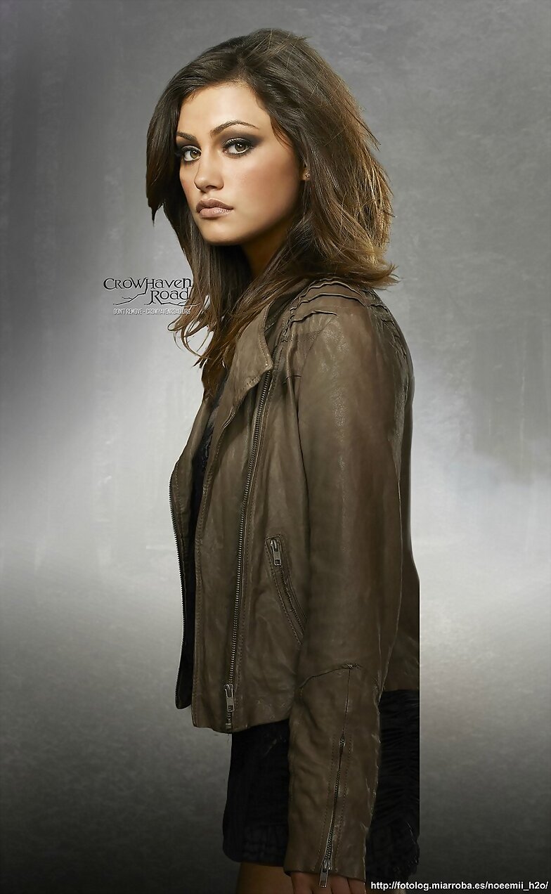 El círculo secreto, Phoebe Tonkin es Faye