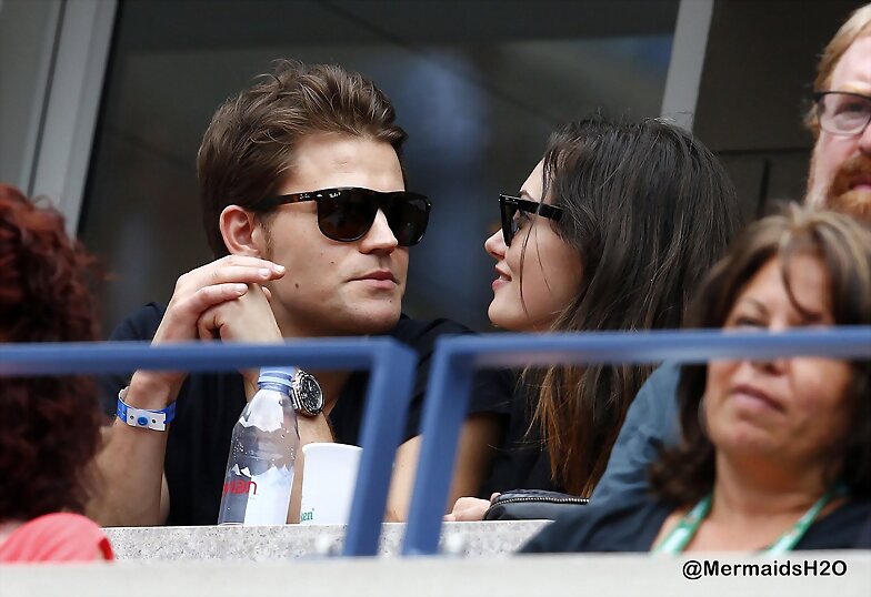 Phoebe Tonkin & Paul Wesley en US Open, Aug 2014