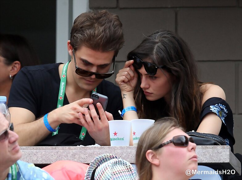 Phoebe Tonkin & Paul Wesley en US Open, Aug 2014
