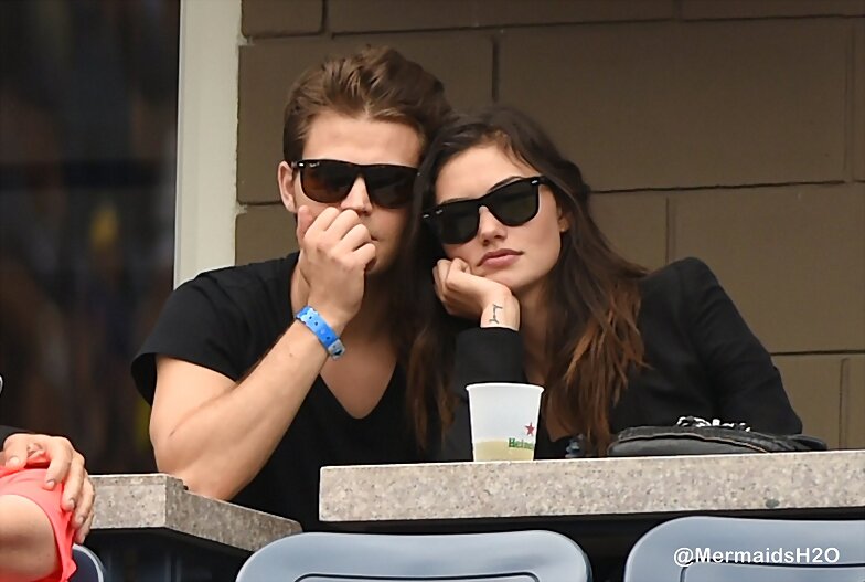 Phoebe Tonkin & Paul Wesley en US Open, Aug 2014