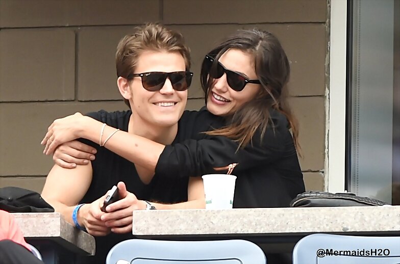 Phoebe Tonkin & Paul Wesley en US Open, Aug 2014