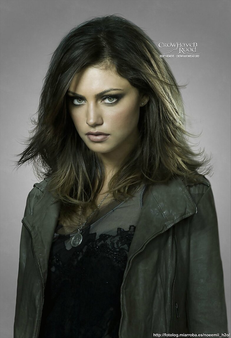 El círculo secreto, Phoebe Tonkin es Faye