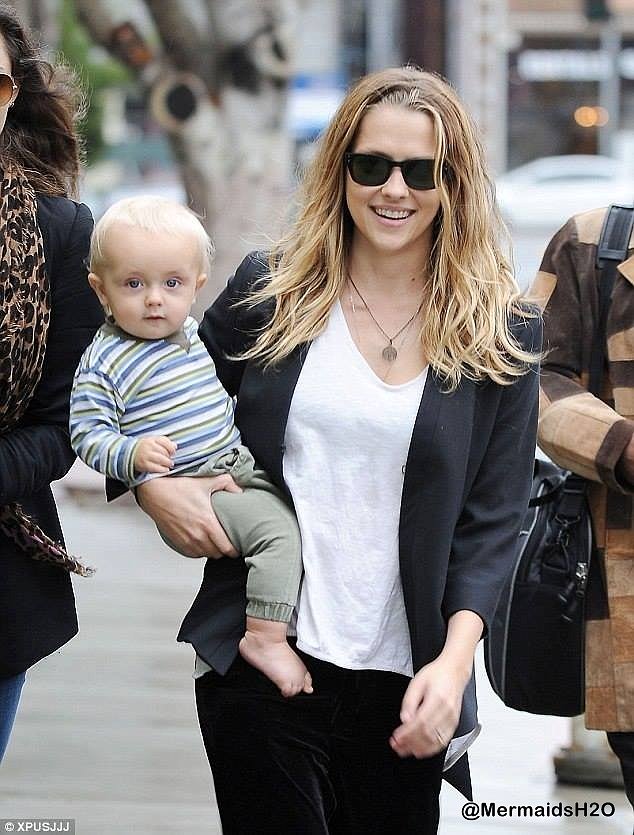 Phoebe Tonkin y Teresa Palmer en LA, Dec 6, 2014