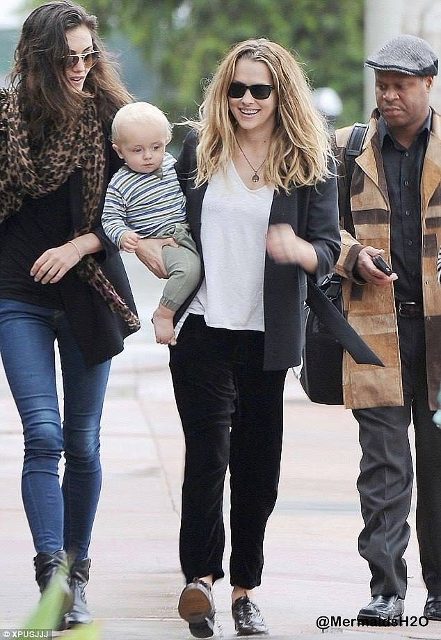 Phoebe Tonkin y Teresa Palmer en LA, Dec 6, 2014